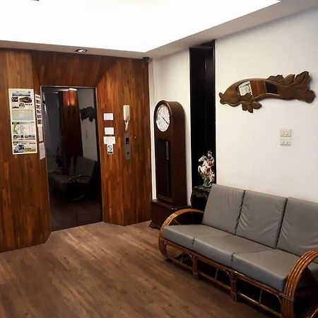 At One Inn Hualampong Bangkok Ngoại thất bức ảnh