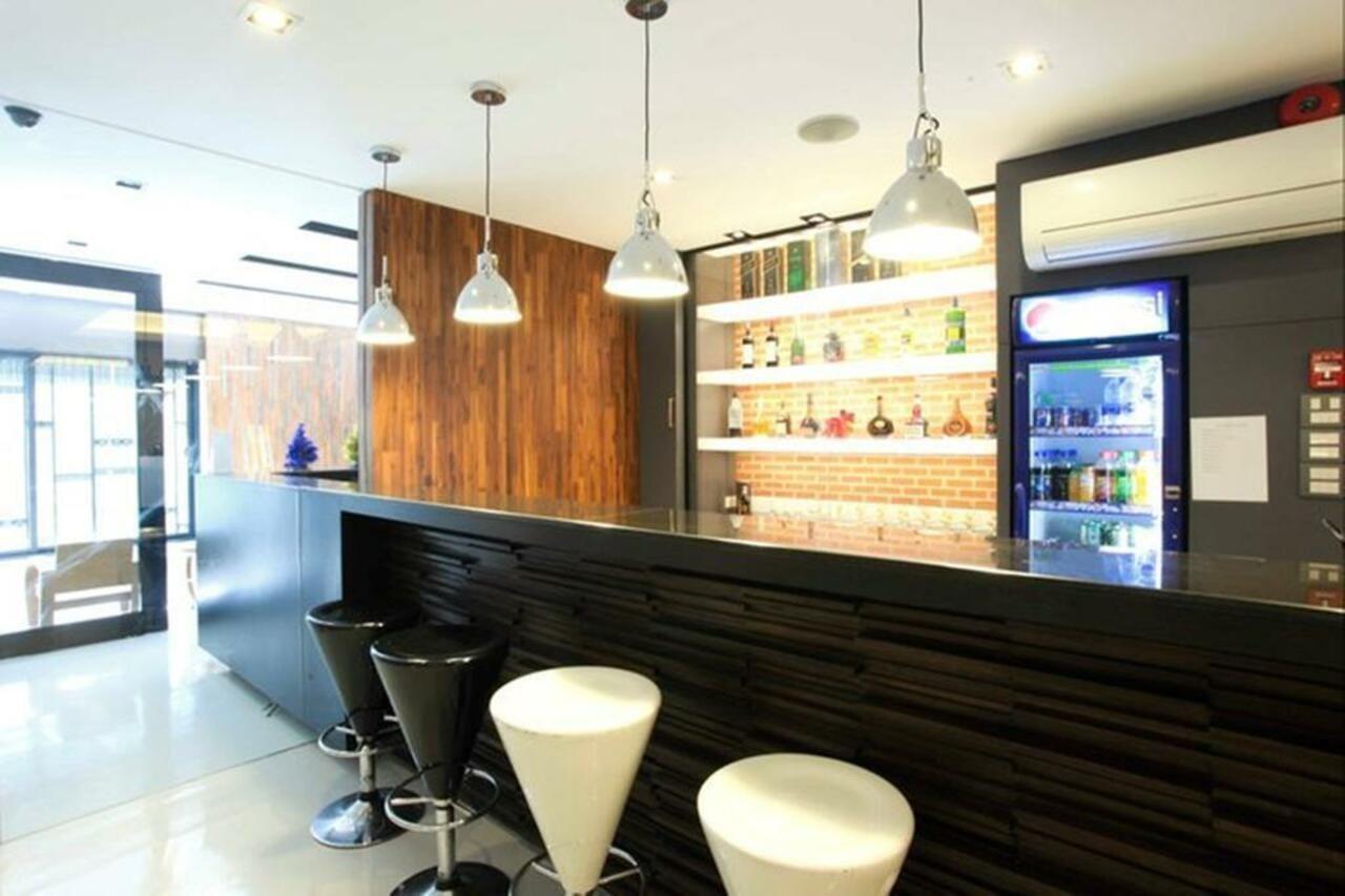At One Inn Hualampong Bangkok Ngoại thất bức ảnh