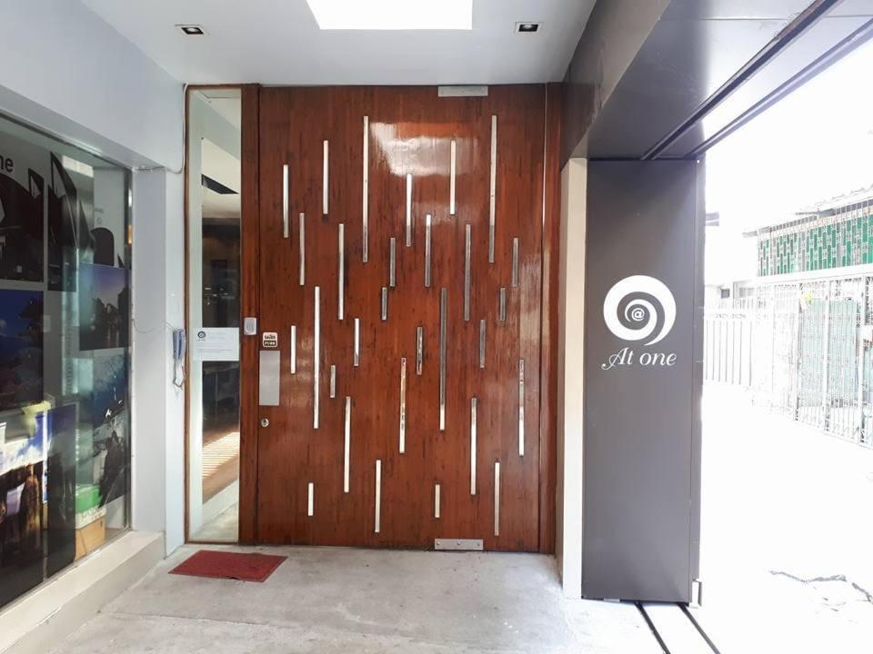 At One Inn Hualampong Bangkok Ngoại thất bức ảnh