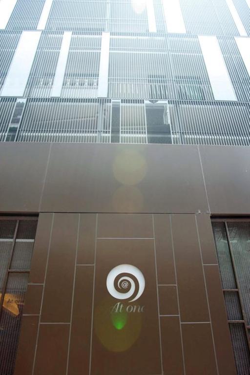 At One Inn Hualampong Bangkok Ngoại thất bức ảnh