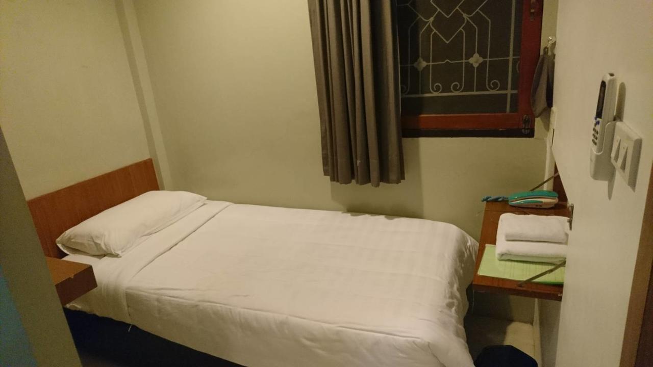 At One Inn Hualampong Bangkok Ngoại thất bức ảnh