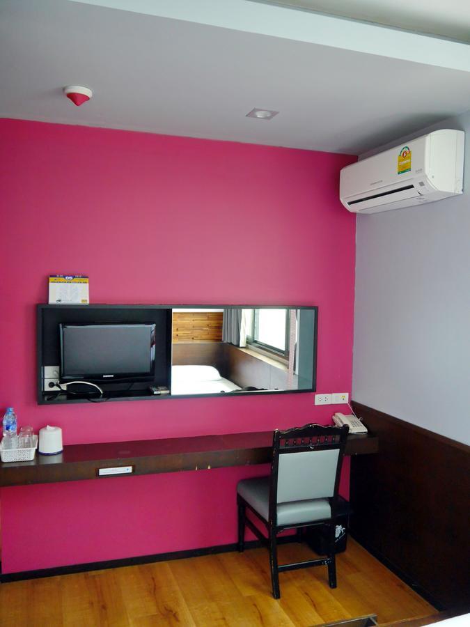 At One Inn Hualampong Bangkok Ngoại thất bức ảnh