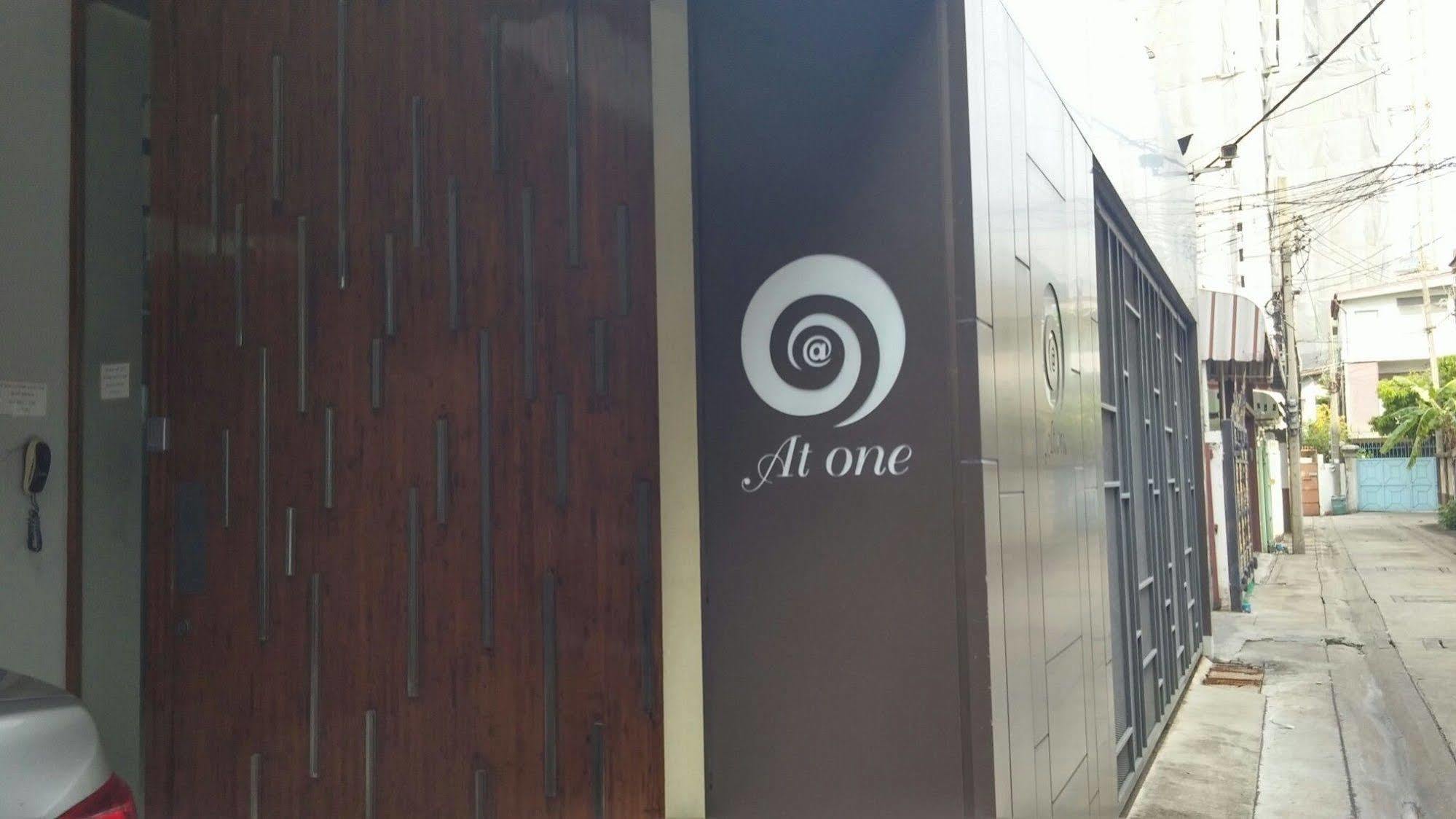 At One Inn Hualampong Bangkok Ngoại thất bức ảnh