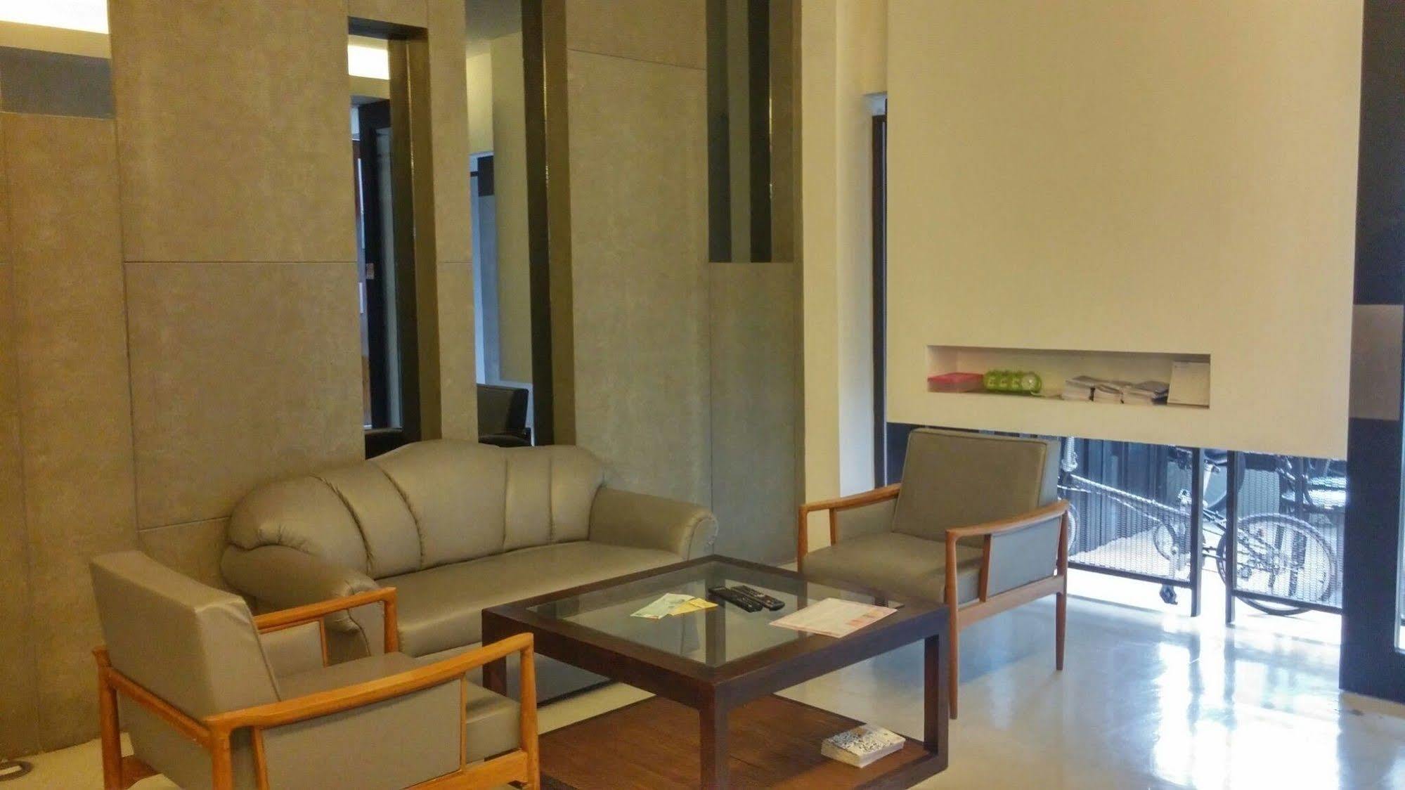 At One Inn Hualampong Bangkok Ngoại thất bức ảnh