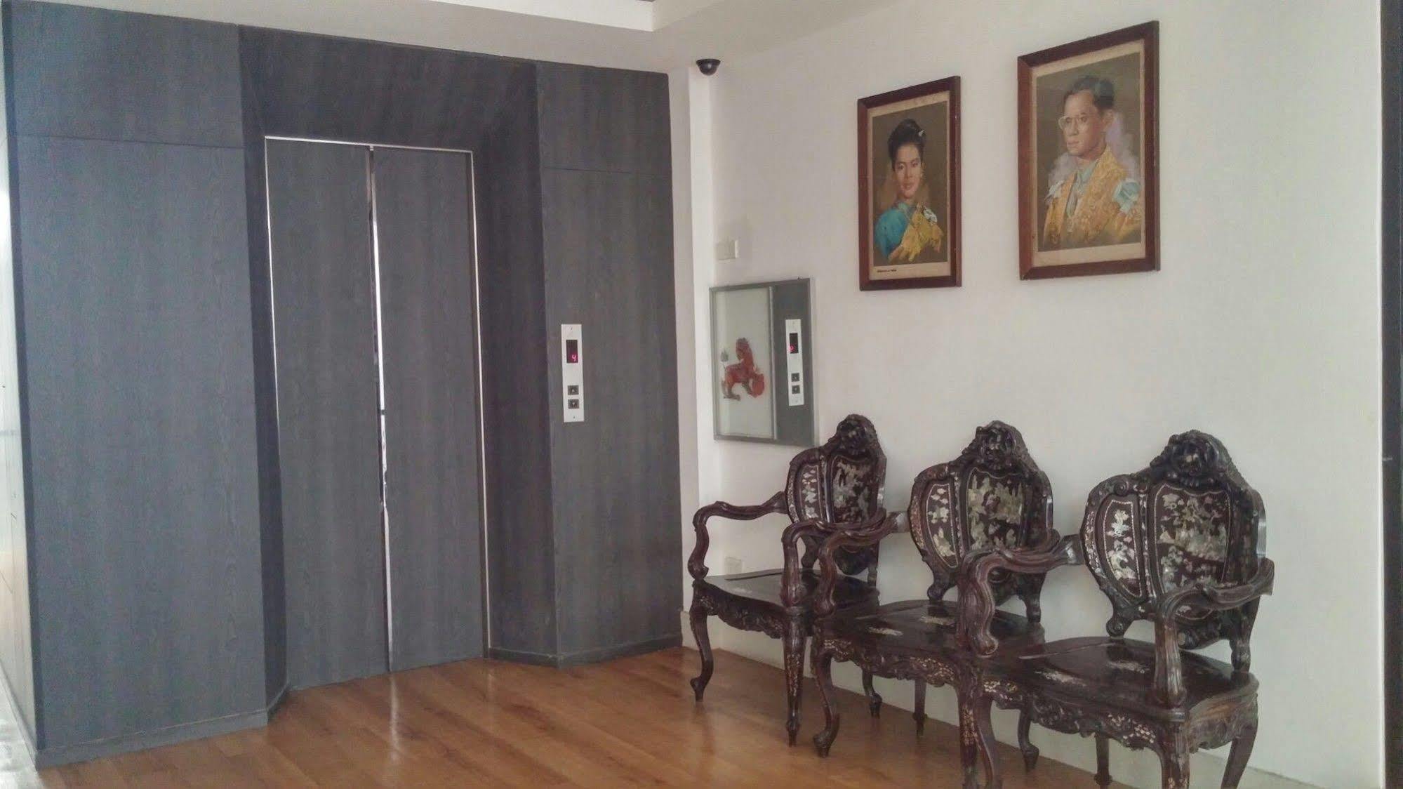 At One Inn Hualampong Bangkok Ngoại thất bức ảnh