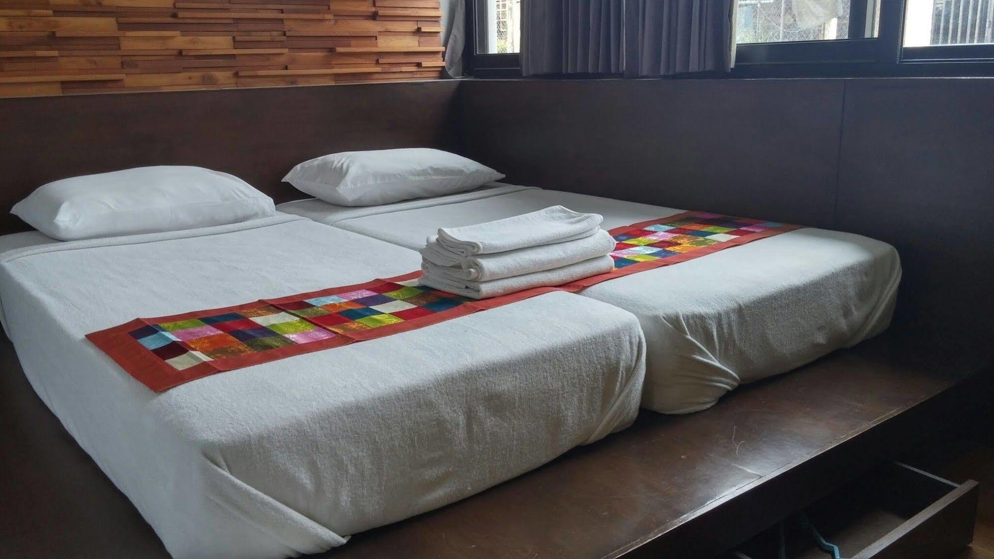 At One Inn Hualampong Bangkok Ngoại thất bức ảnh