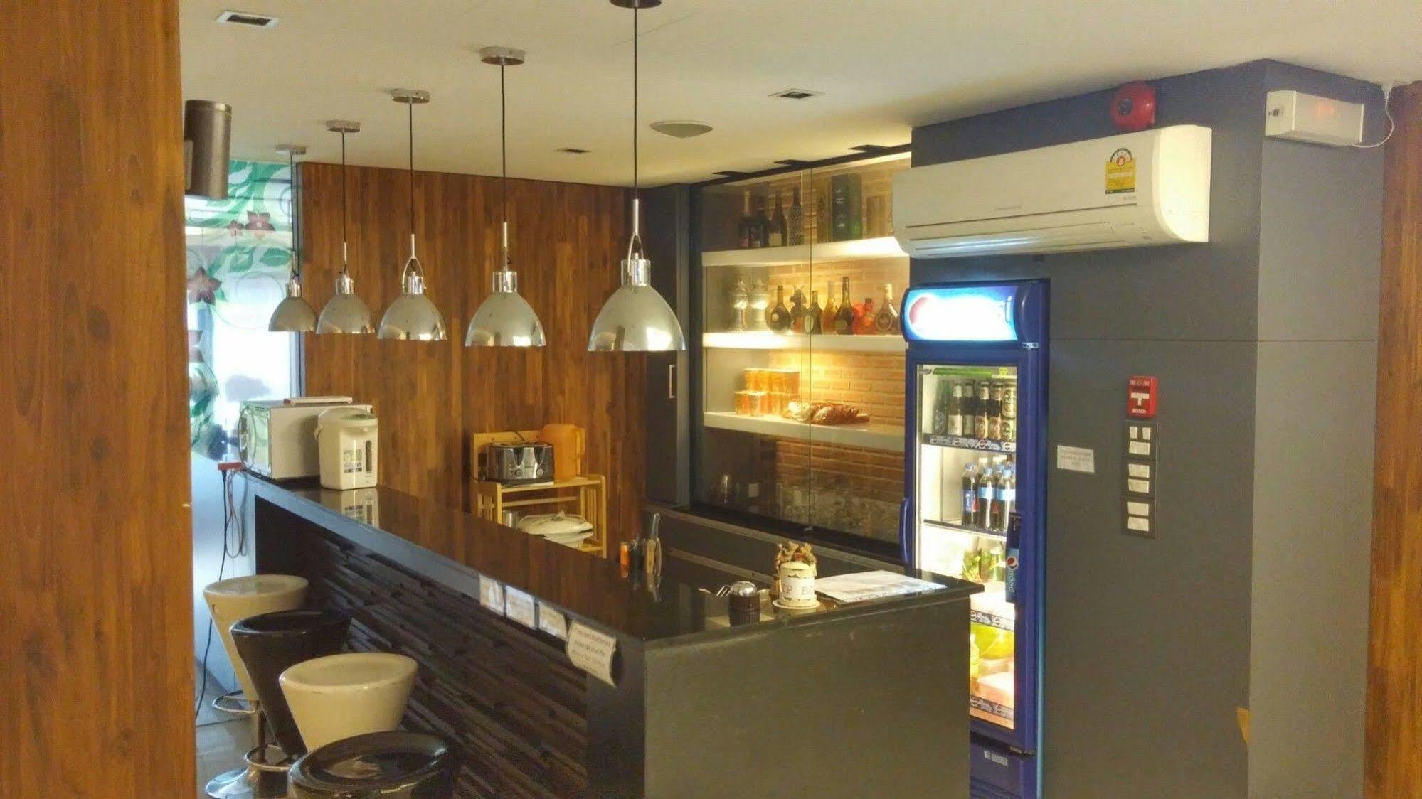 At One Inn Hualampong Bangkok Ngoại thất bức ảnh