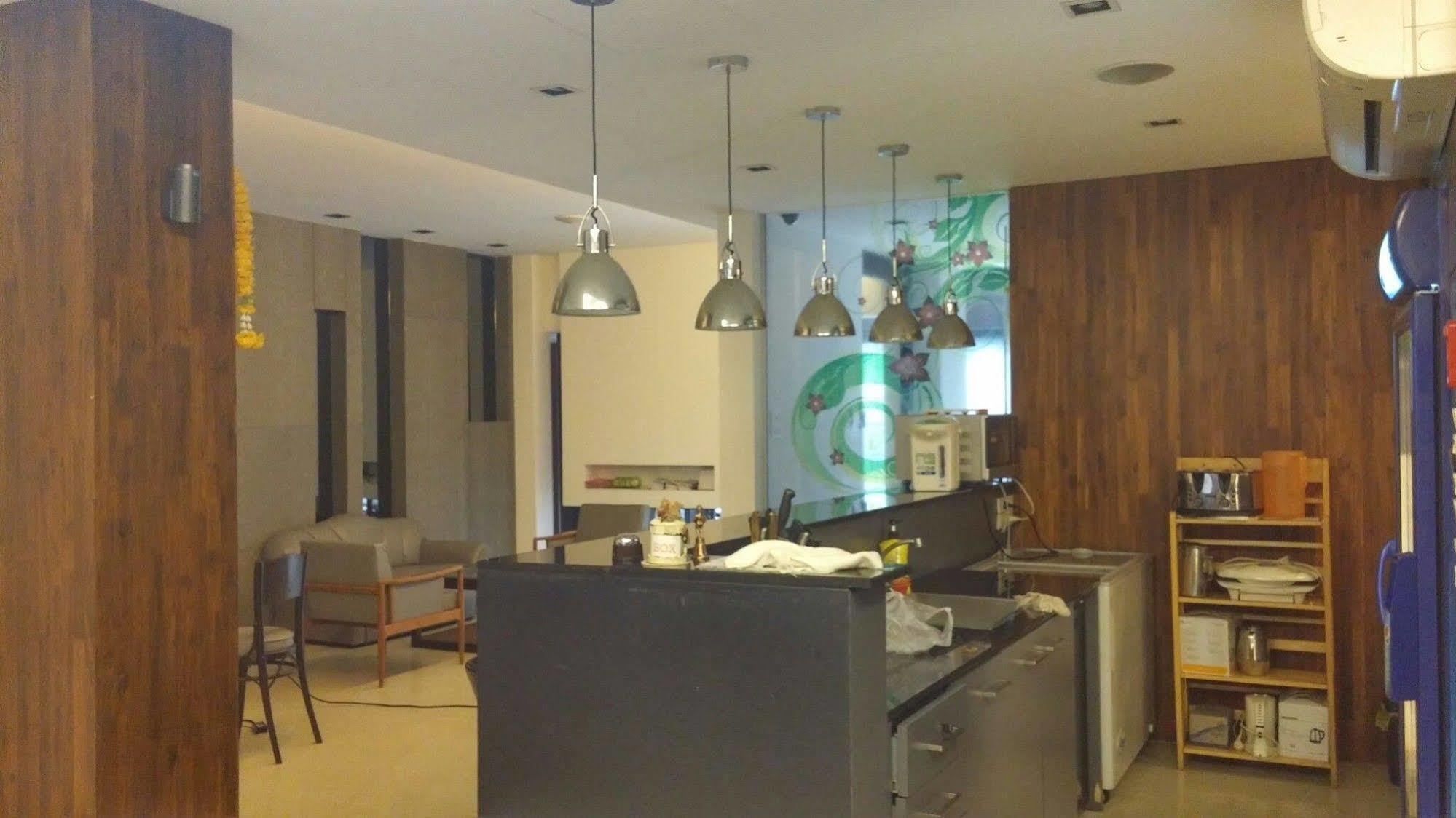 At One Inn Hualampong Bangkok Ngoại thất bức ảnh