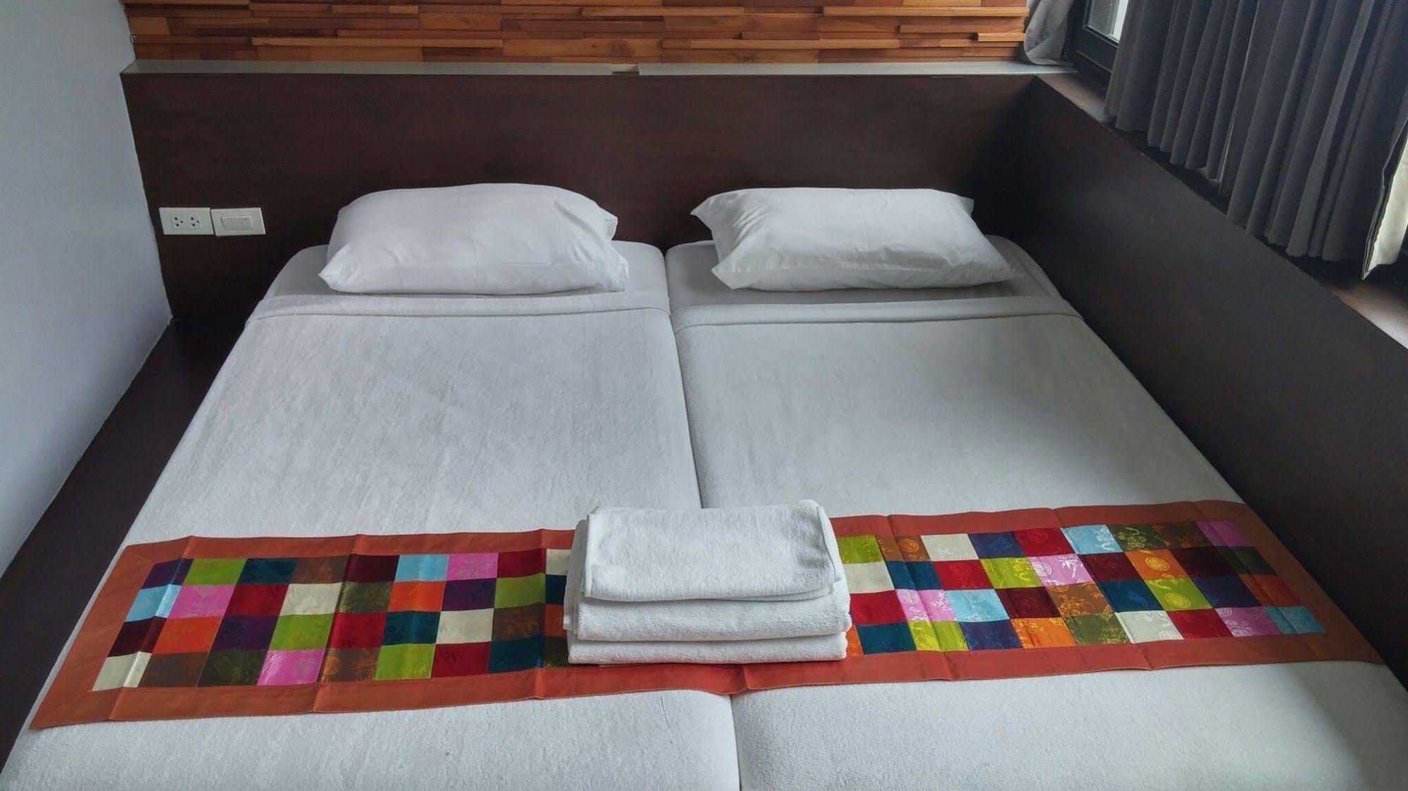 At One Inn Hualampong Bangkok Ngoại thất bức ảnh