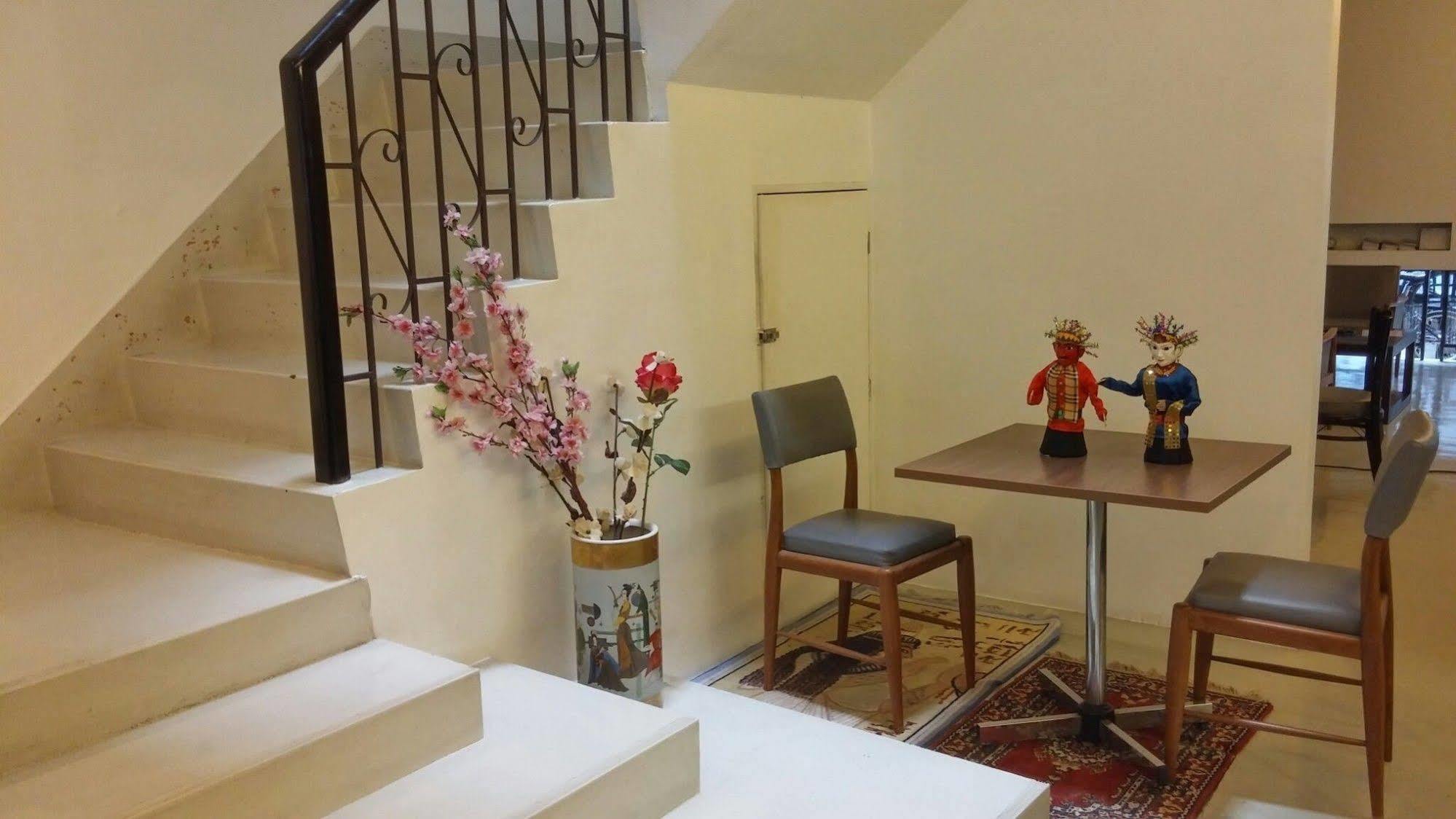 At One Inn Hualampong Bangkok Ngoại thất bức ảnh