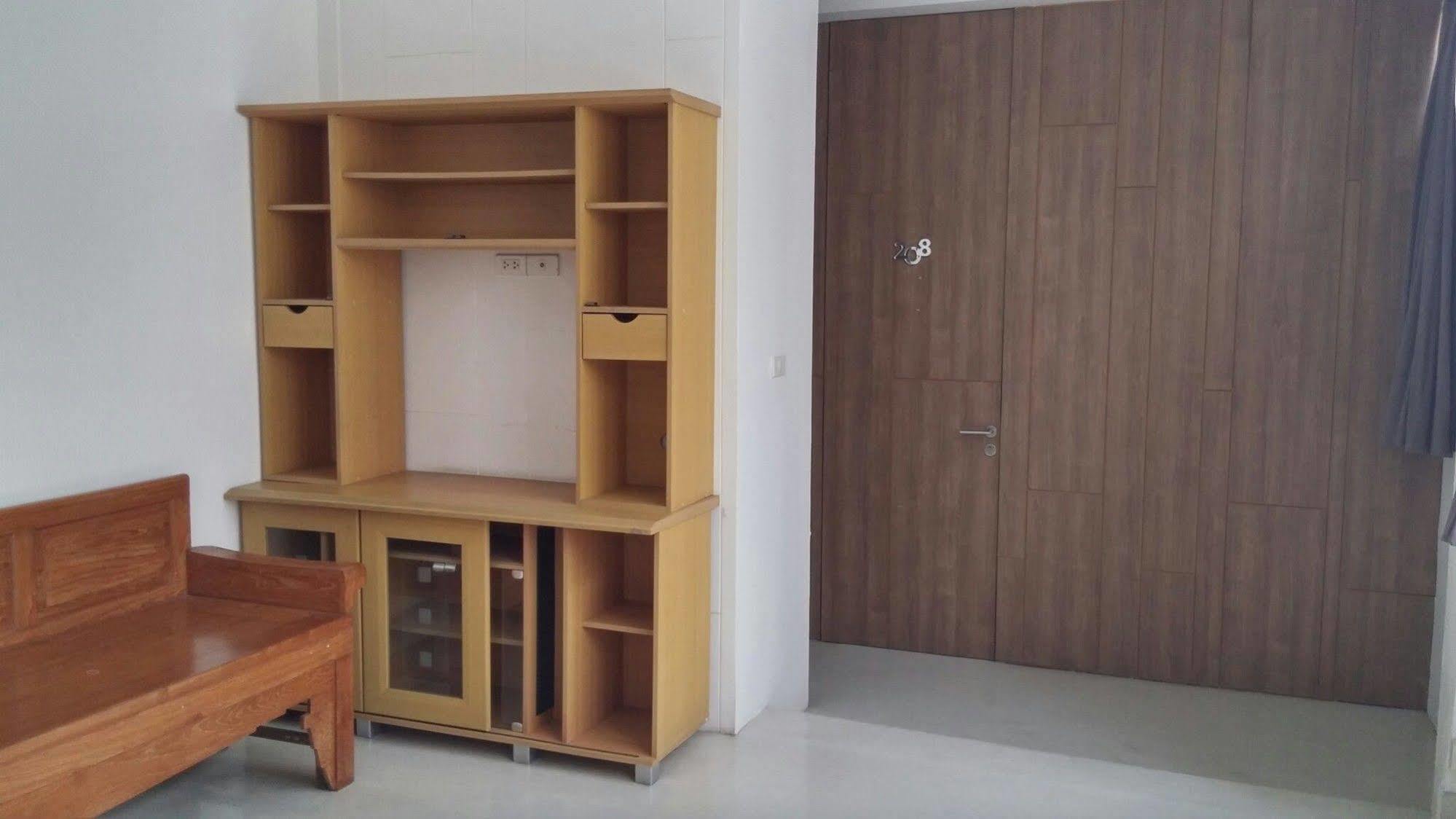 At One Inn Hualampong Bangkok Ngoại thất bức ảnh