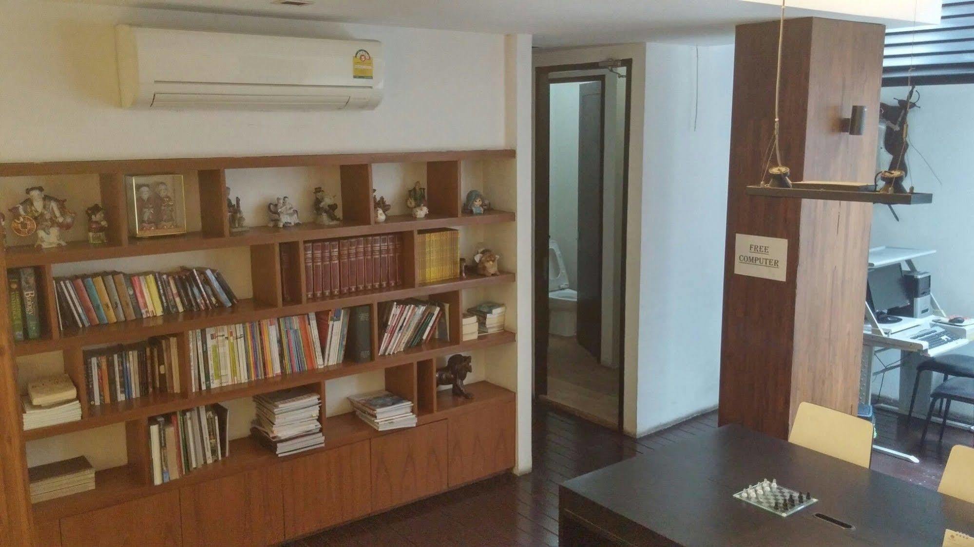 At One Inn Hualampong Bangkok Ngoại thất bức ảnh