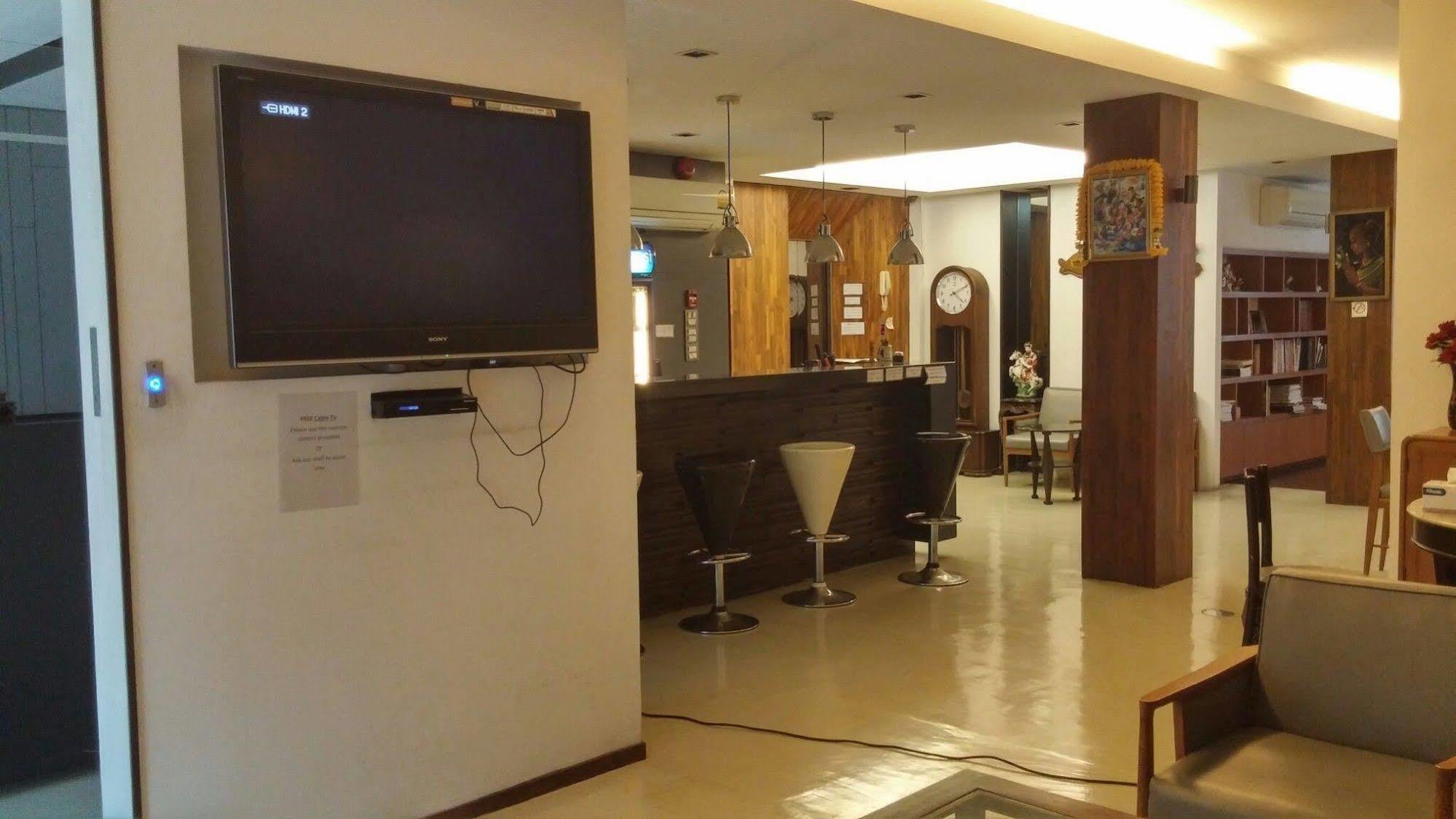 At One Inn Hualampong Bangkok Ngoại thất bức ảnh