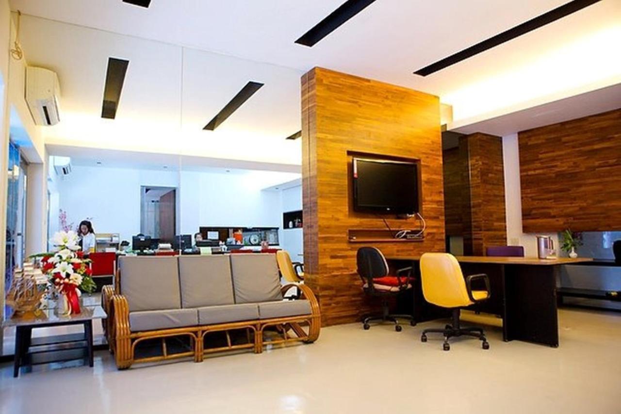 At One Inn Hualampong Bangkok Ngoại thất bức ảnh